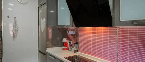 Frigorífico, microondas, horno y lavavajillas