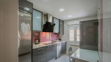 Een koelkast, een magnetron, een oven, een vaatwasser