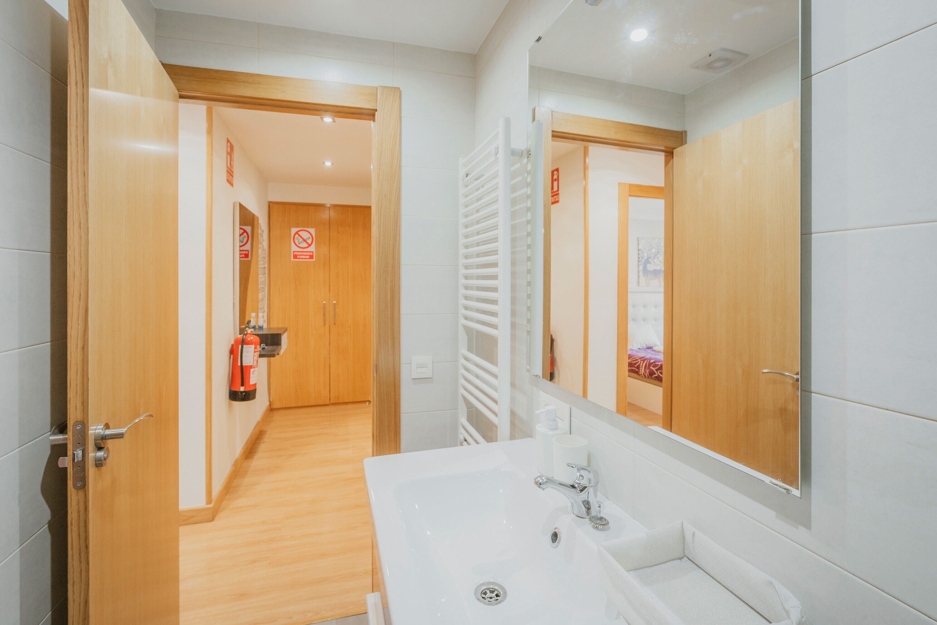 Douche, sèche-cheveux, serviettes fournies