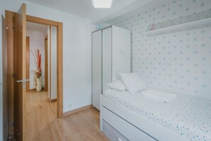 2 bedrooms, iron/ironing board, WiFi, bed sheets