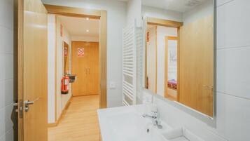 Dusche, Haartrockner, Handtücher