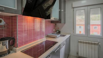 Jääkaappi, mikroaaltouuni, uuni, astianpesukone