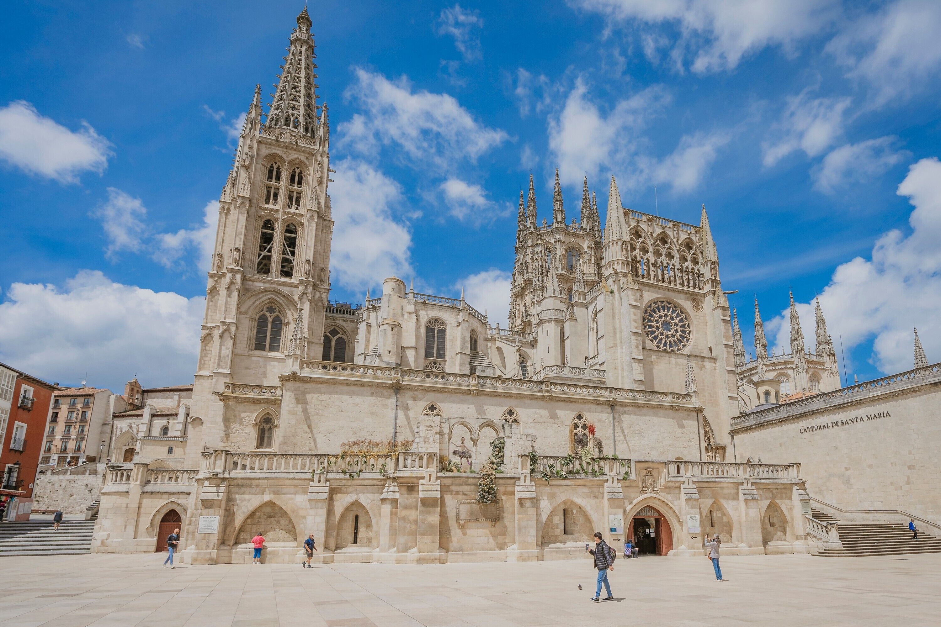 Uma catedral histórica com arquitetura detalhada, uma grande rosácea e uma torre imponente.