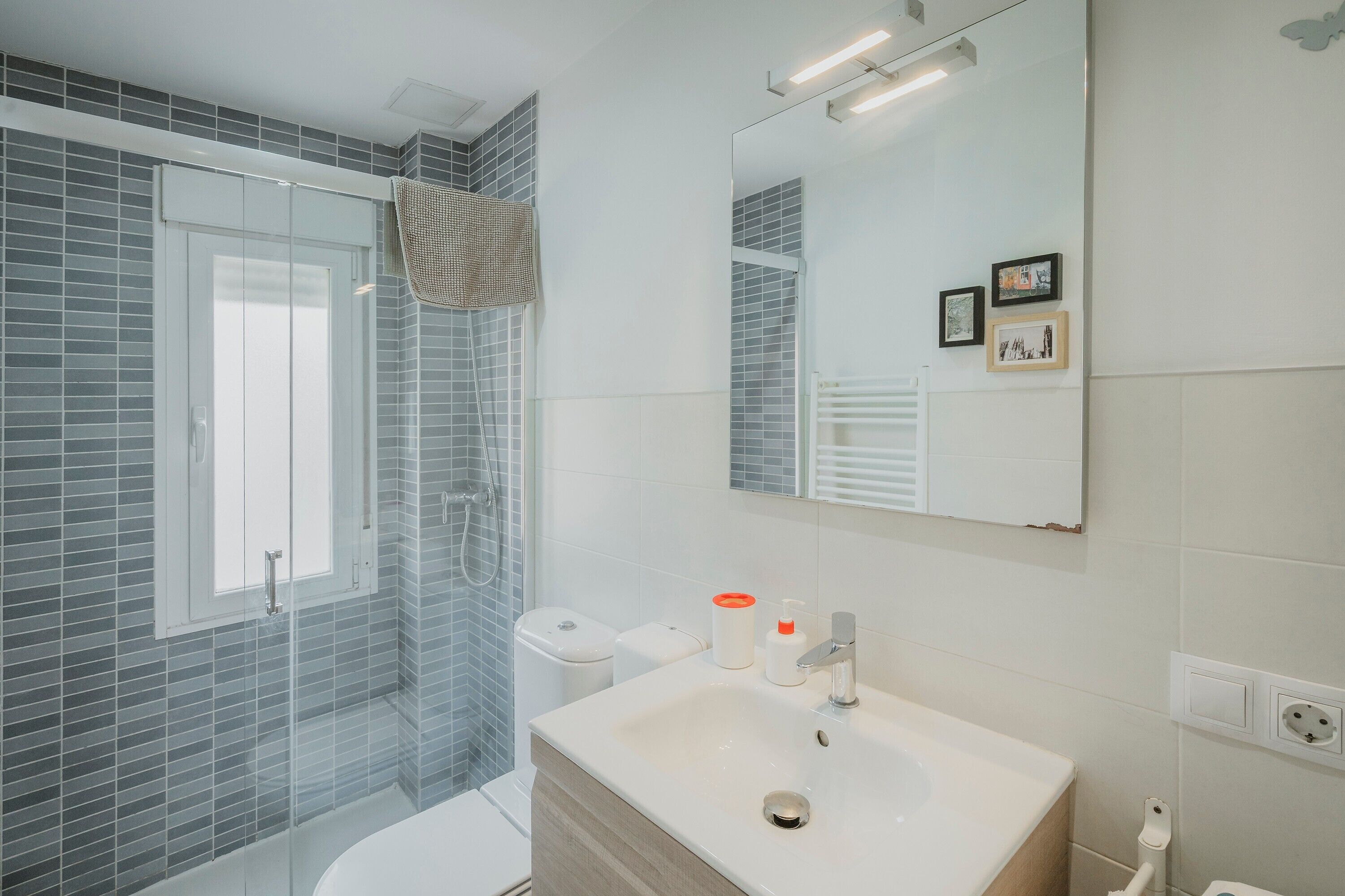 Een douche, een haardroger, handdoeken