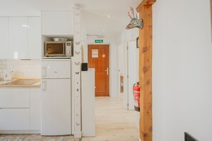 Jääkaappi, mikroaaltouuni, uuni, astianpesukone