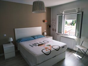 Een strijkplank/strijkijzer, wifi, beddengoed