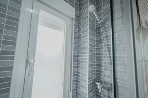 Ducha, secador de pelo y toallas