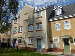 Exterior - Delightful 4 double bedroom, 3 bathroom  and 2 cloakroom house (Luton)