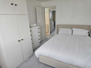 4 makuuhuonetta, silitysrauta/-lauta, ilmainen Wi-Fi, vuodevaatteet