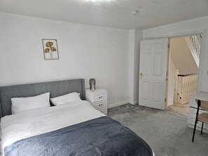 4 bedrooms, iron/ironing board, free WiFi, bed sheets