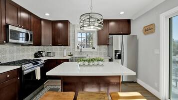 Geladeira, micro-ondas, fogão, cooktop