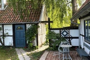 Outdoor dining - Renovated Half-timbered house in Österlen built 2006 (Skåne län)
