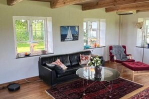 Smart TV, fireplace, books, stereo - Renovated Half-timbered house in Österlen built 2006 (Skåne län)
