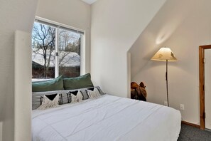 4 soverom, skrivebord, wi-fi (inkludert) og sengetøy