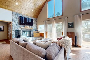 Smart TV y chimenea