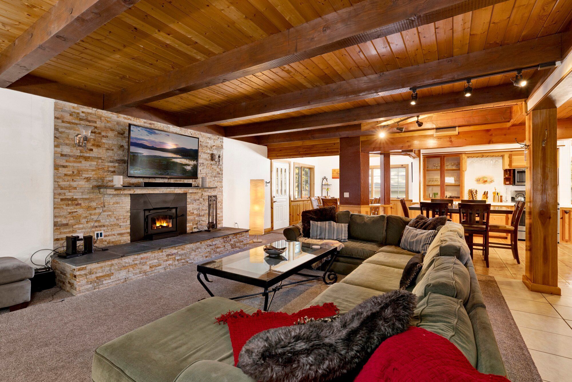 Una Smart TV, una chimenea