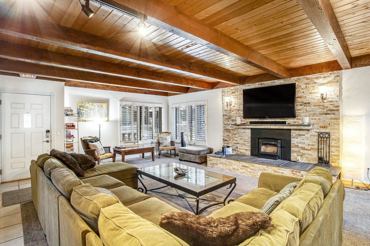 Summit Hideaway ~ Fantastic Mountain getaway with private hot tub, free Wi-Fi, full kitchen, & more