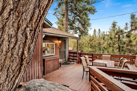 Outdoor dining. Castle Rock Cabin #1 ~ Comfortable cabin with modern amenities and deck - near hiking and lake
