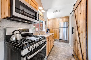 Refrigerador, microondas, horno y parrilla de estufa