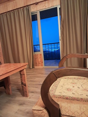 Grand-Zimmer | Betten mit Memory-Foam-Matratzen, Minibar, Schreibtisch