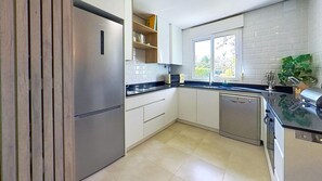 Réfrigérateur, micro-ondes, four, lave-vaisselle