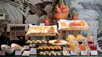 Free daily buffet breakfast
