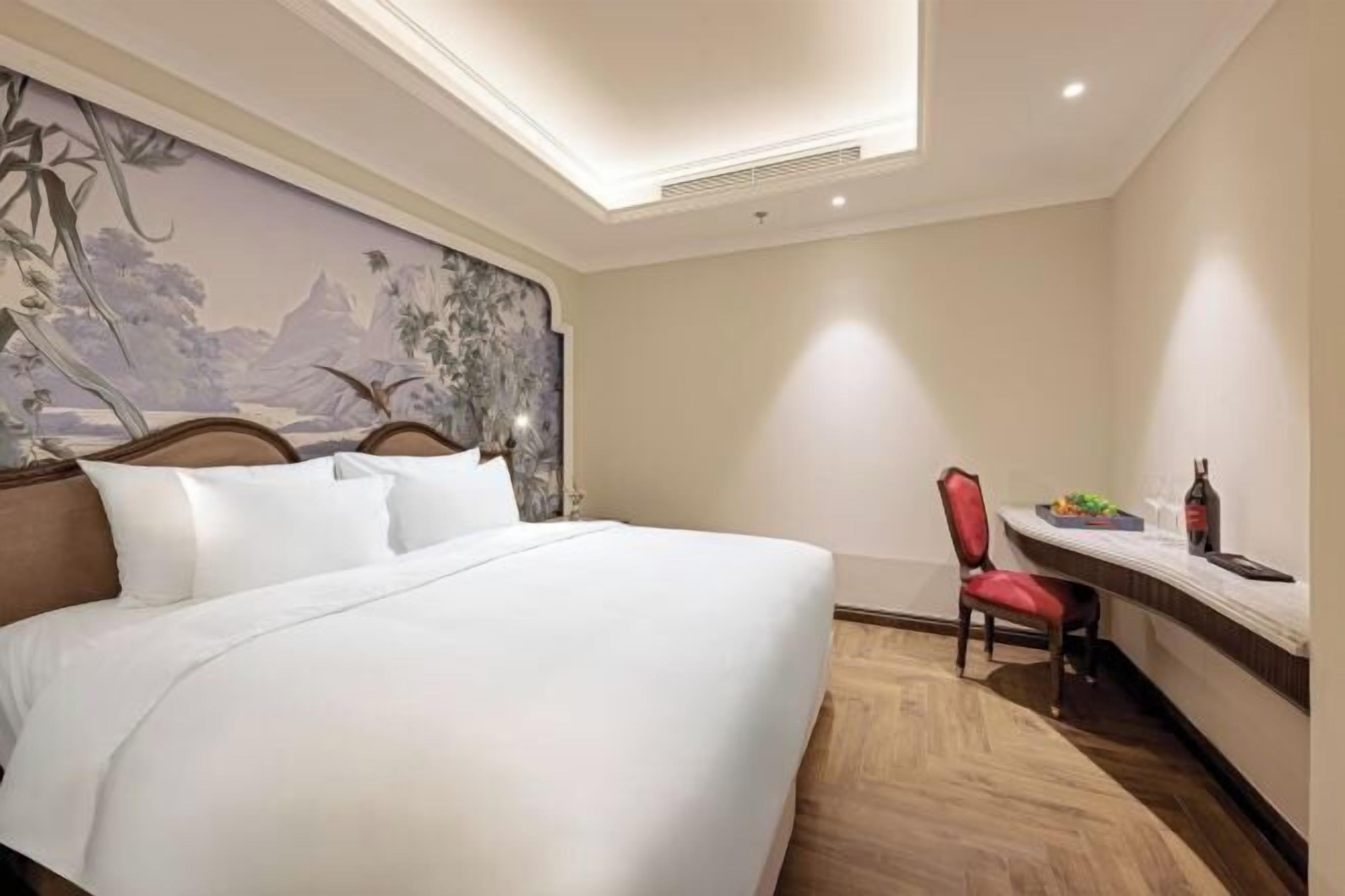 Minibar, caja de seguridad en la habitación y escritorio 