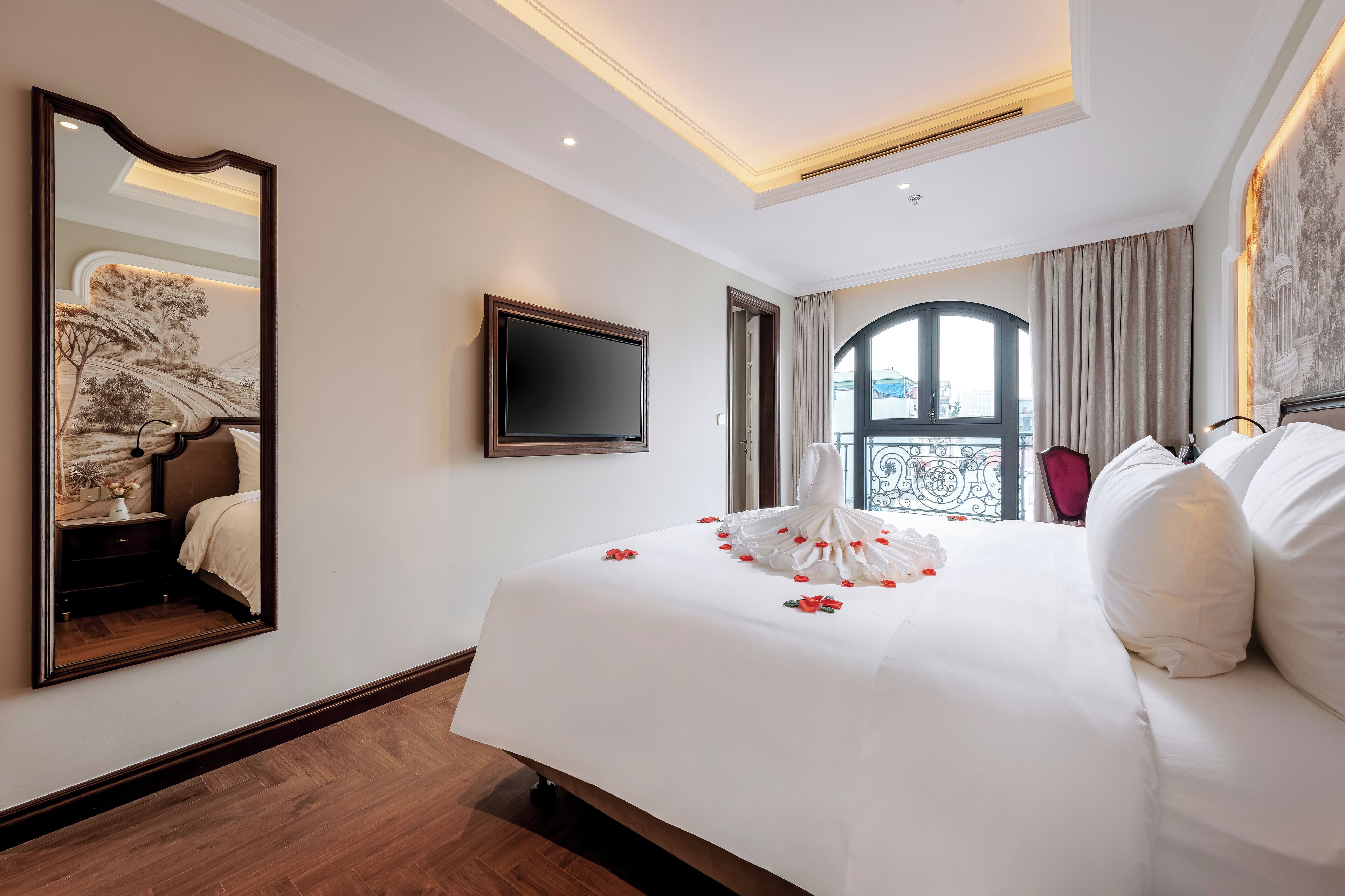 Habitación ejecutiva | Minibar, caja de seguridad en la habitación y escritorio 