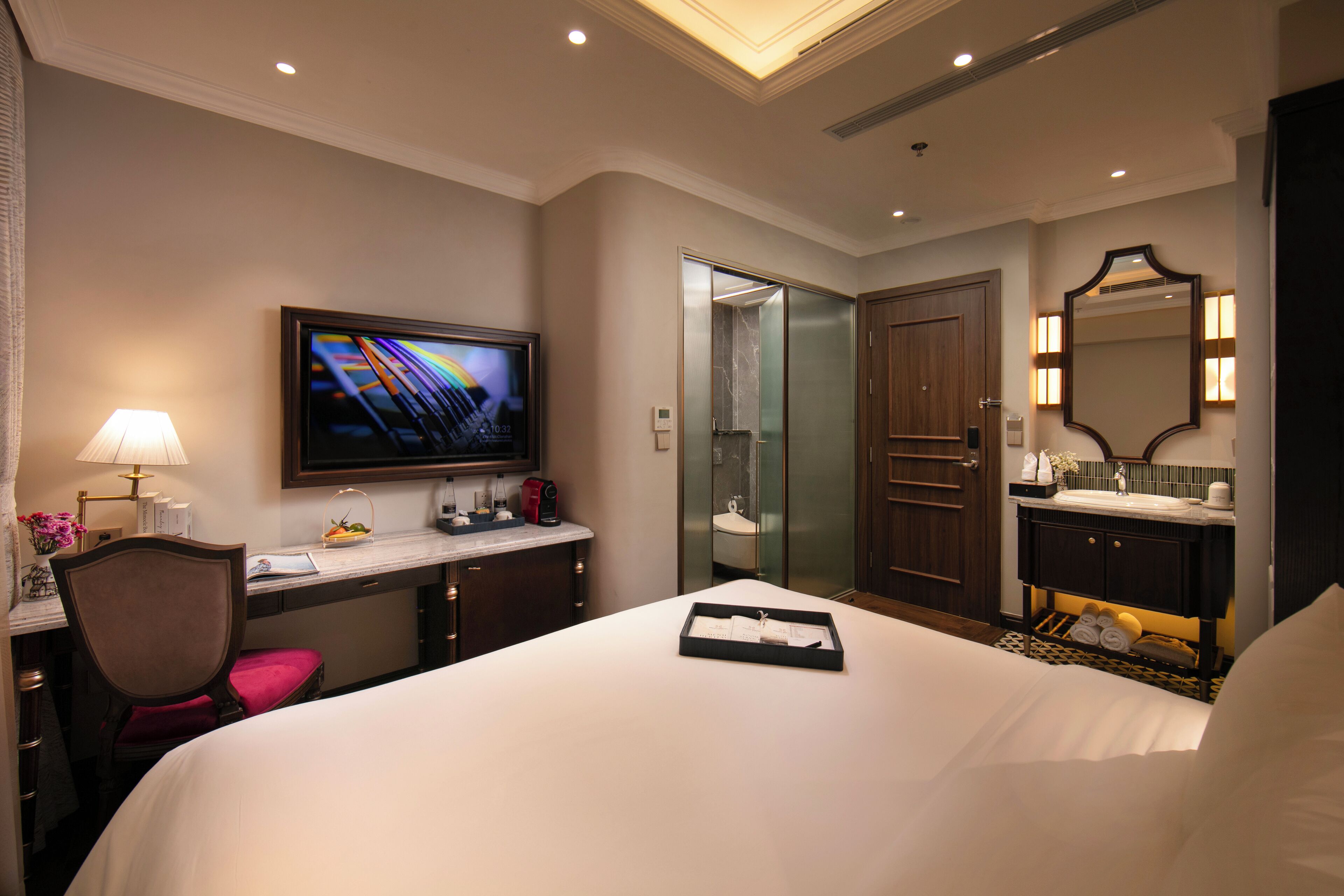 Junior Room No Window. | Minibar, safe på rommet, skrivebord og strykejern/-brett