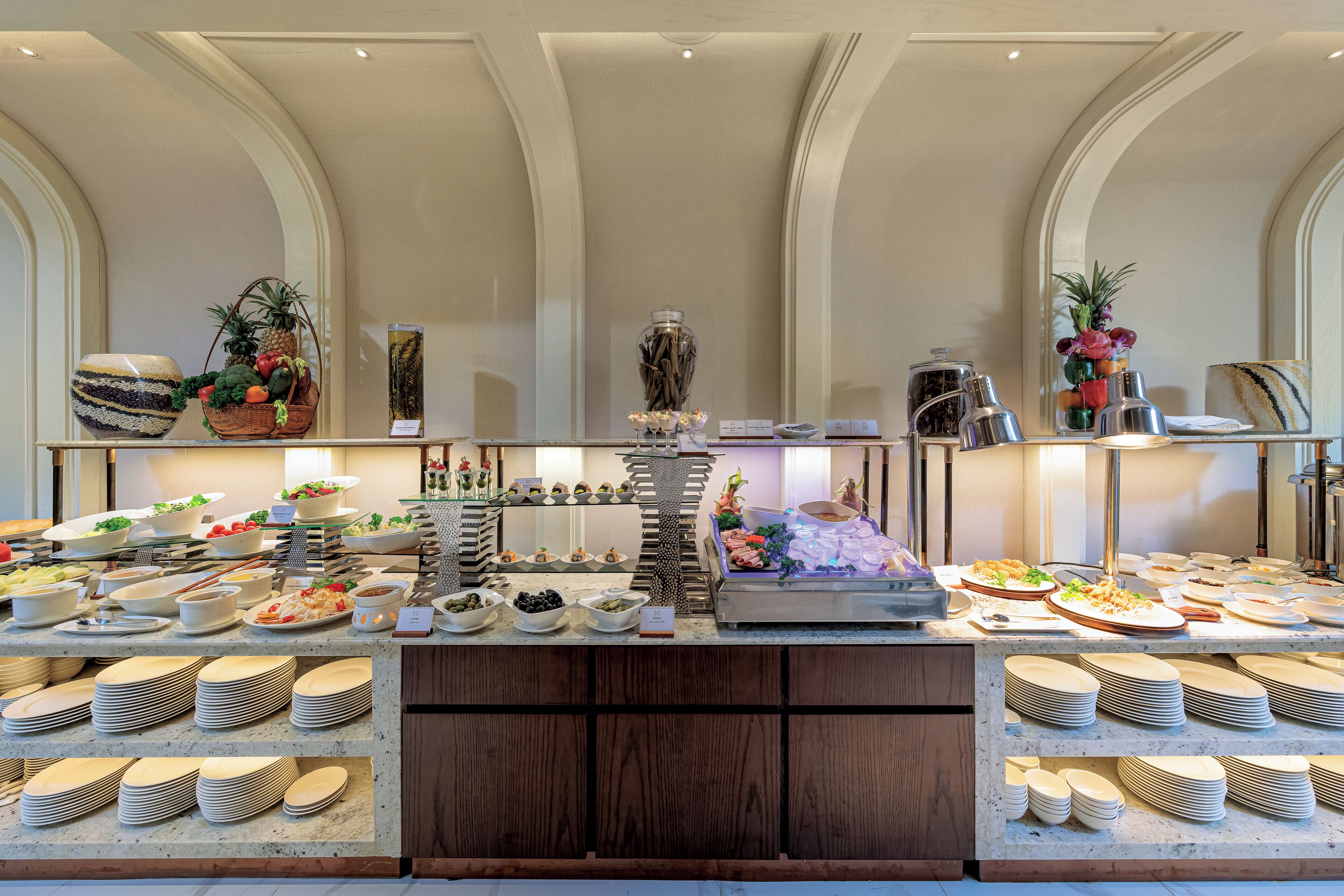 Een buffet met diverse gerechten en etenswaren.