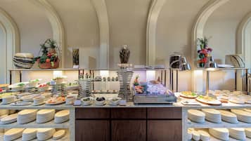 Een buffet met diverse gerechten en etenswaren.
