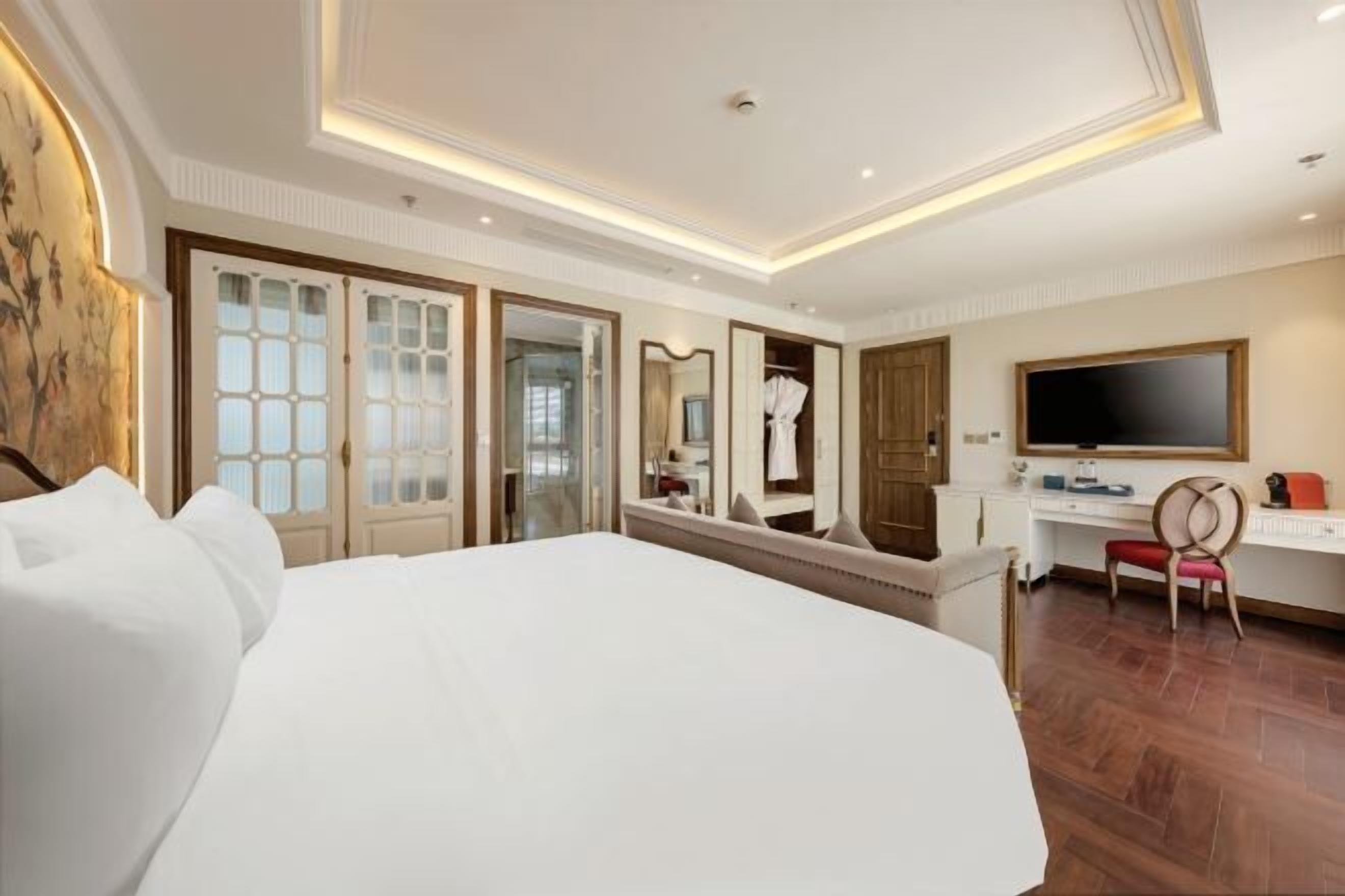 Minibar, caja de seguridad en la habitación y escritorio 