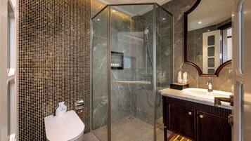 Premier kamer, 1 twee- of 2 eenpersoonsbedden | Badkamer | Gratis toiletartikelen, een haardroger, badjassen, pantoffels