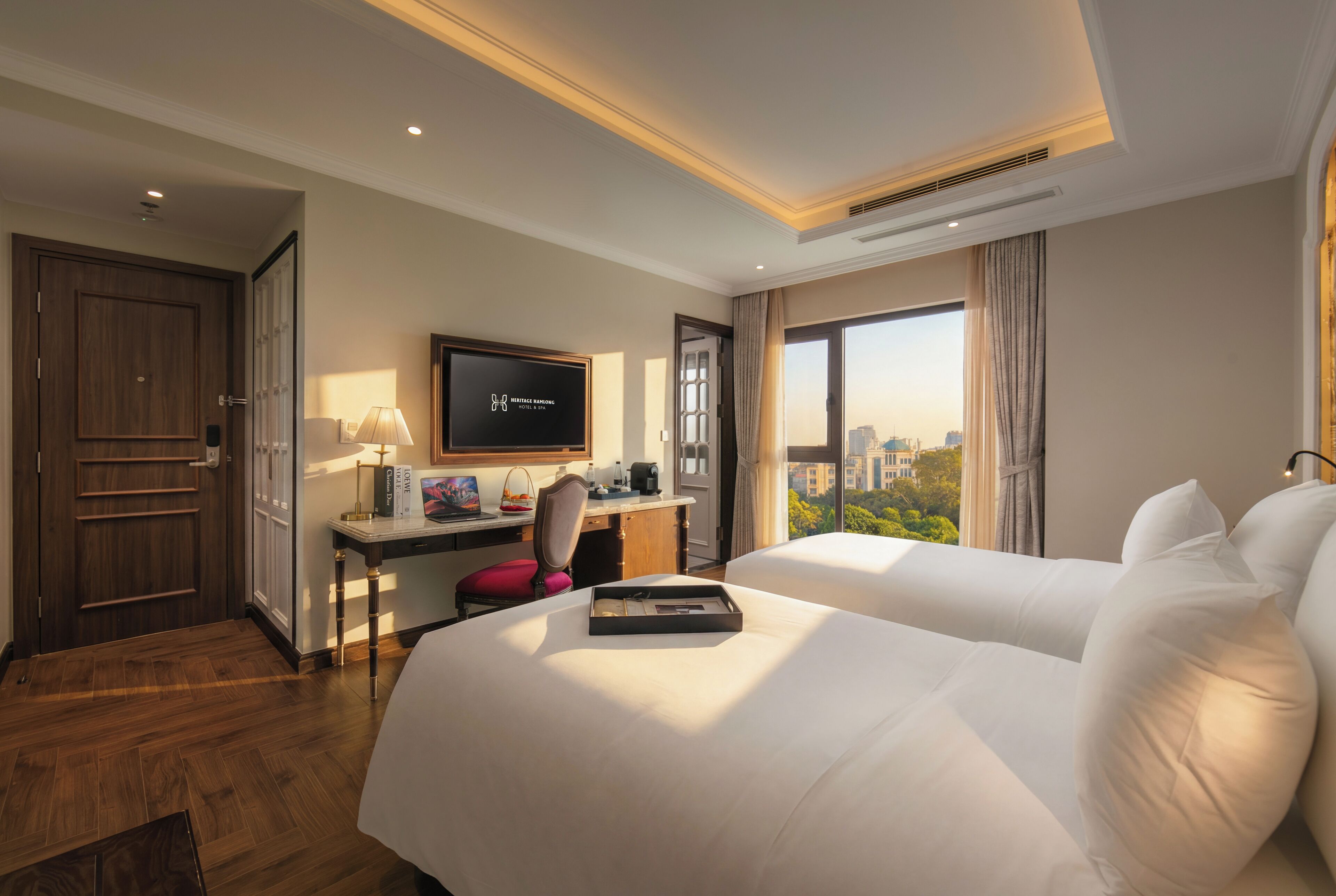 Premium Deluxe Room City View | Minibar, safe på rommet, skrivebord og strykejern/-brett