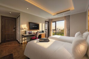 Premium Deluxe Room City View | Minibar, värdeförvaringsskåp på rummet och strykjärn/strykbräda