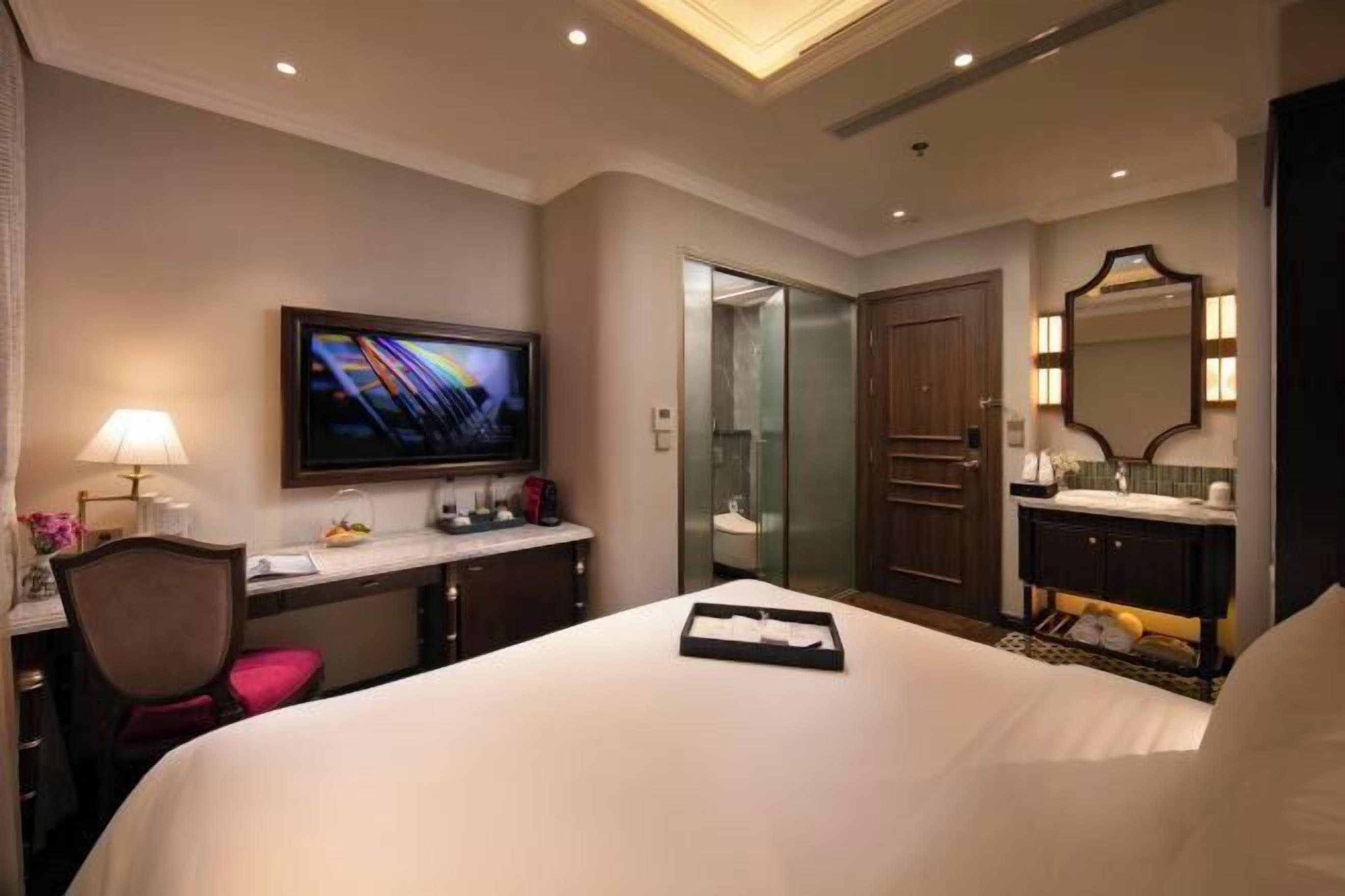 Minibar, in-room safe, iron/ironing board, free WiFi