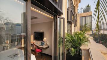 Balcony Deluxe Room City View | Terrace/patio