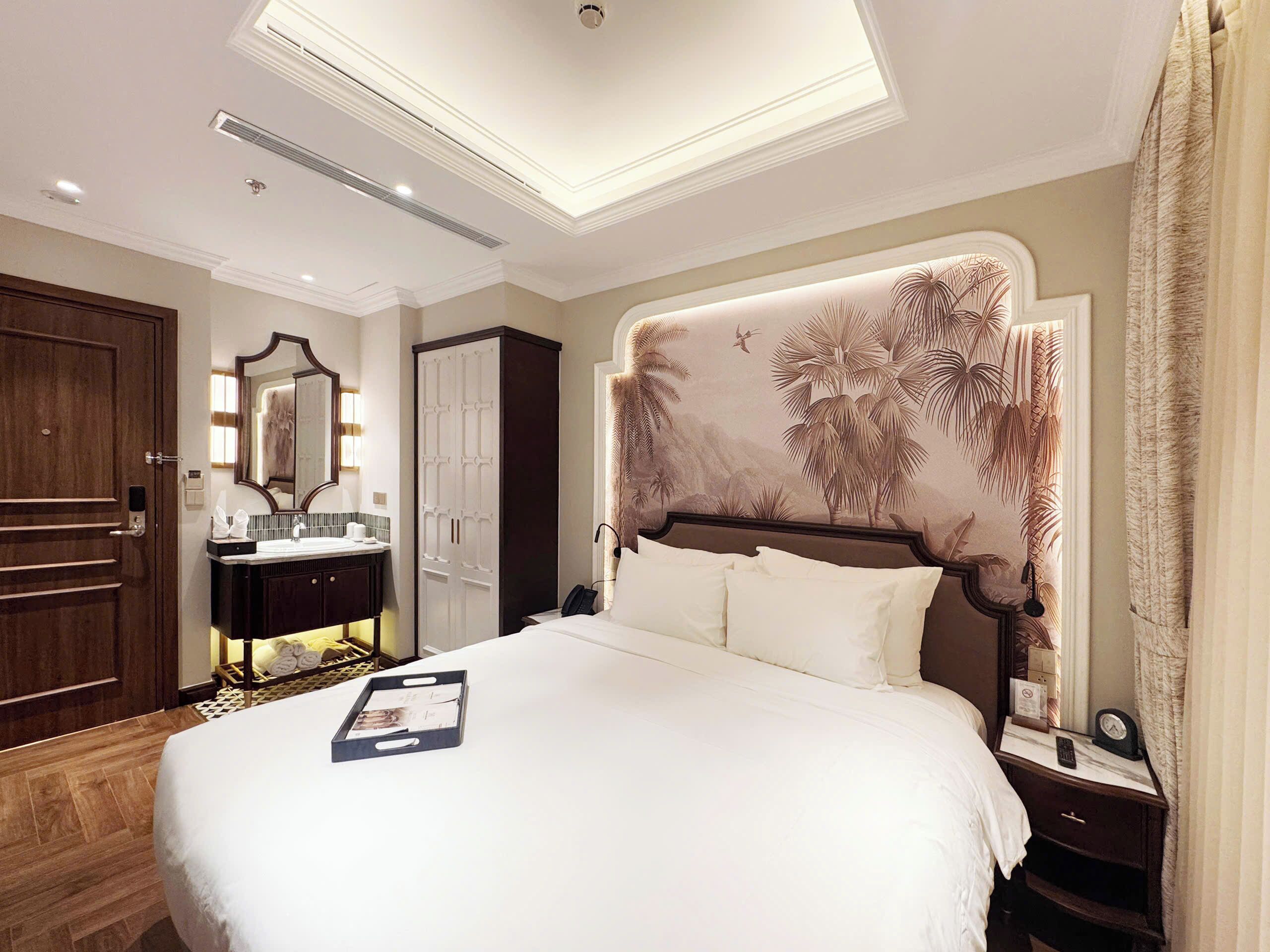 Junior Room No Window. | Minibar, caja de seguridad en la habitación y escritorio 