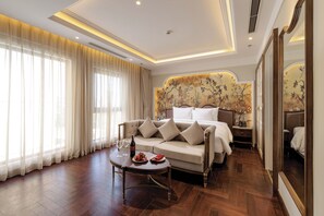 Heritage Room | Minibar, in-room safe, desk, iron/ironing board