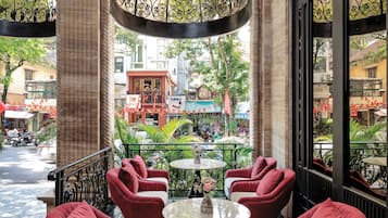 Coin salon dans le hall