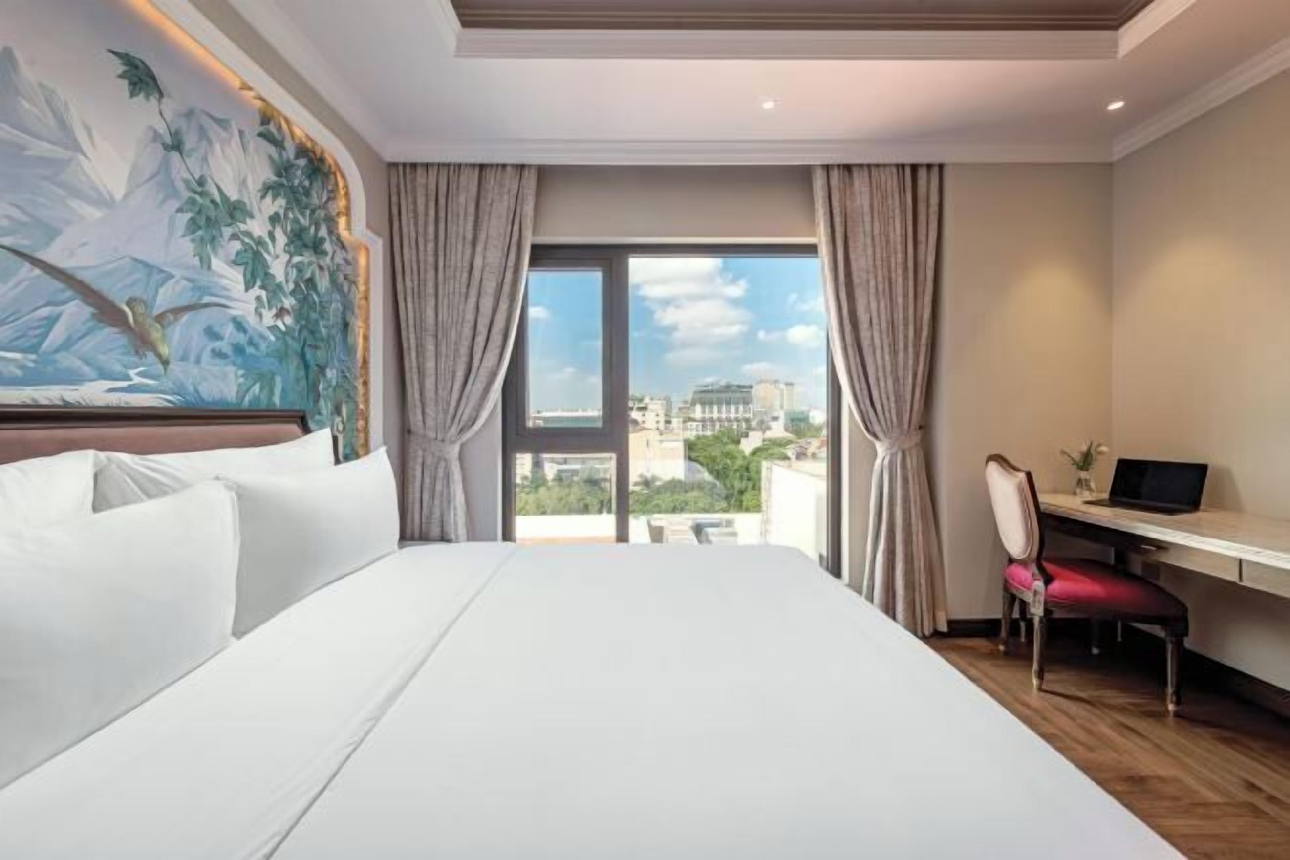 Minibar, caja de seguridad en la habitación y escritorio 