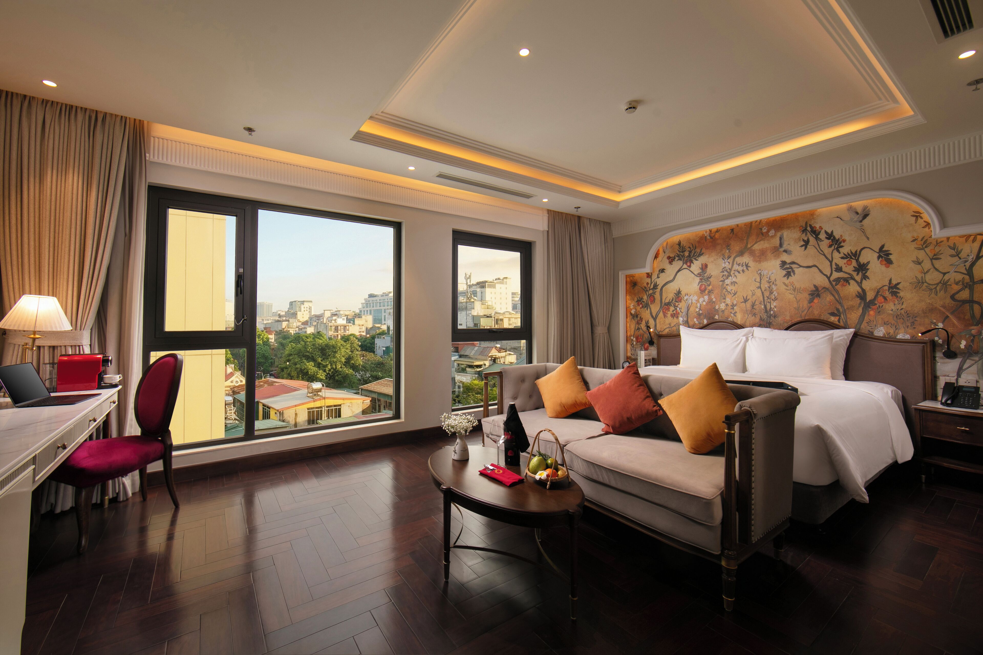 Heritage Room | Minibar, safe på rommet, skrivebord og strykejern/-brett