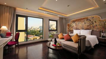 Minibar, caja de seguridad en la habitación y escritorio