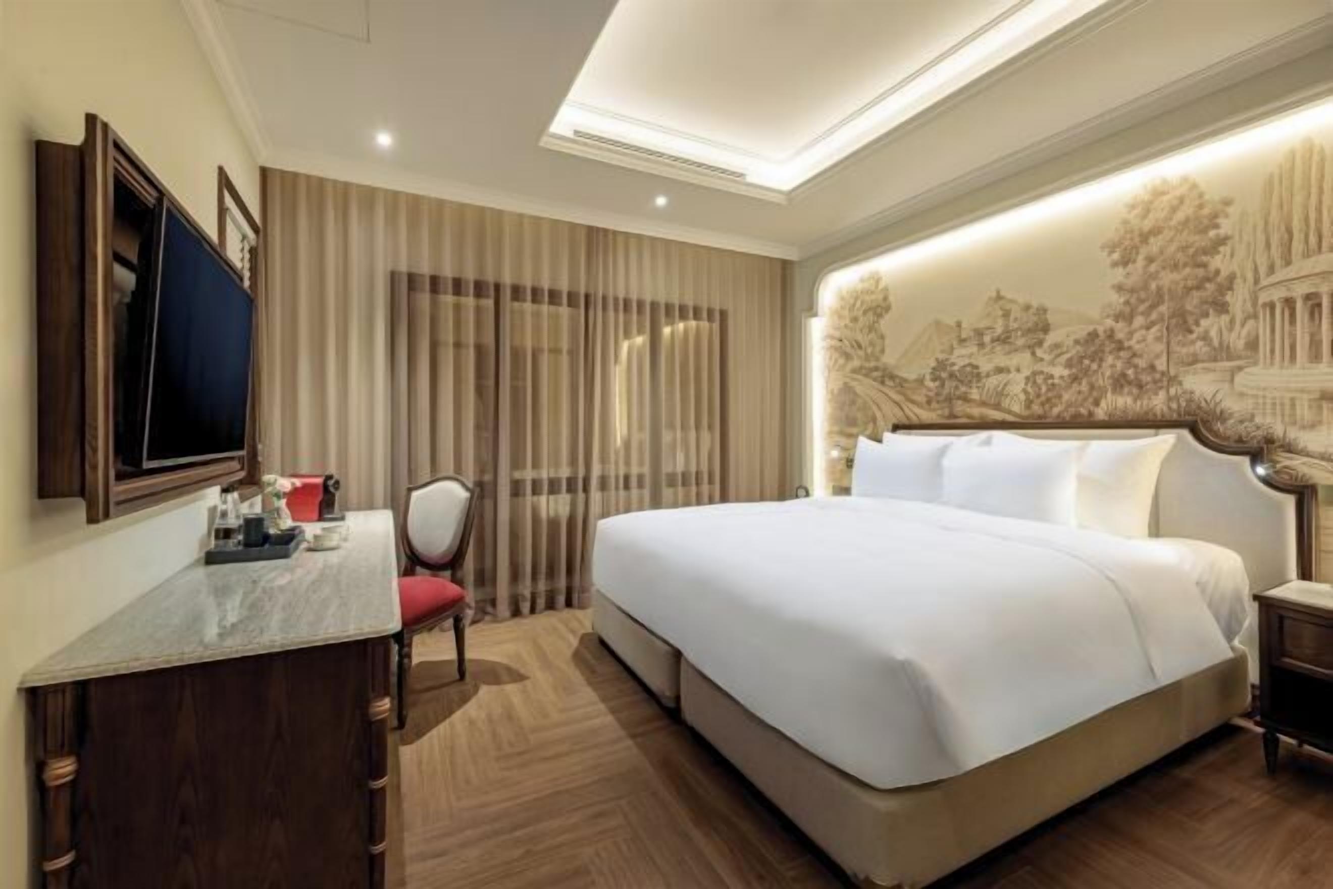 Minibar, caja de seguridad en la habitación y escritorio 