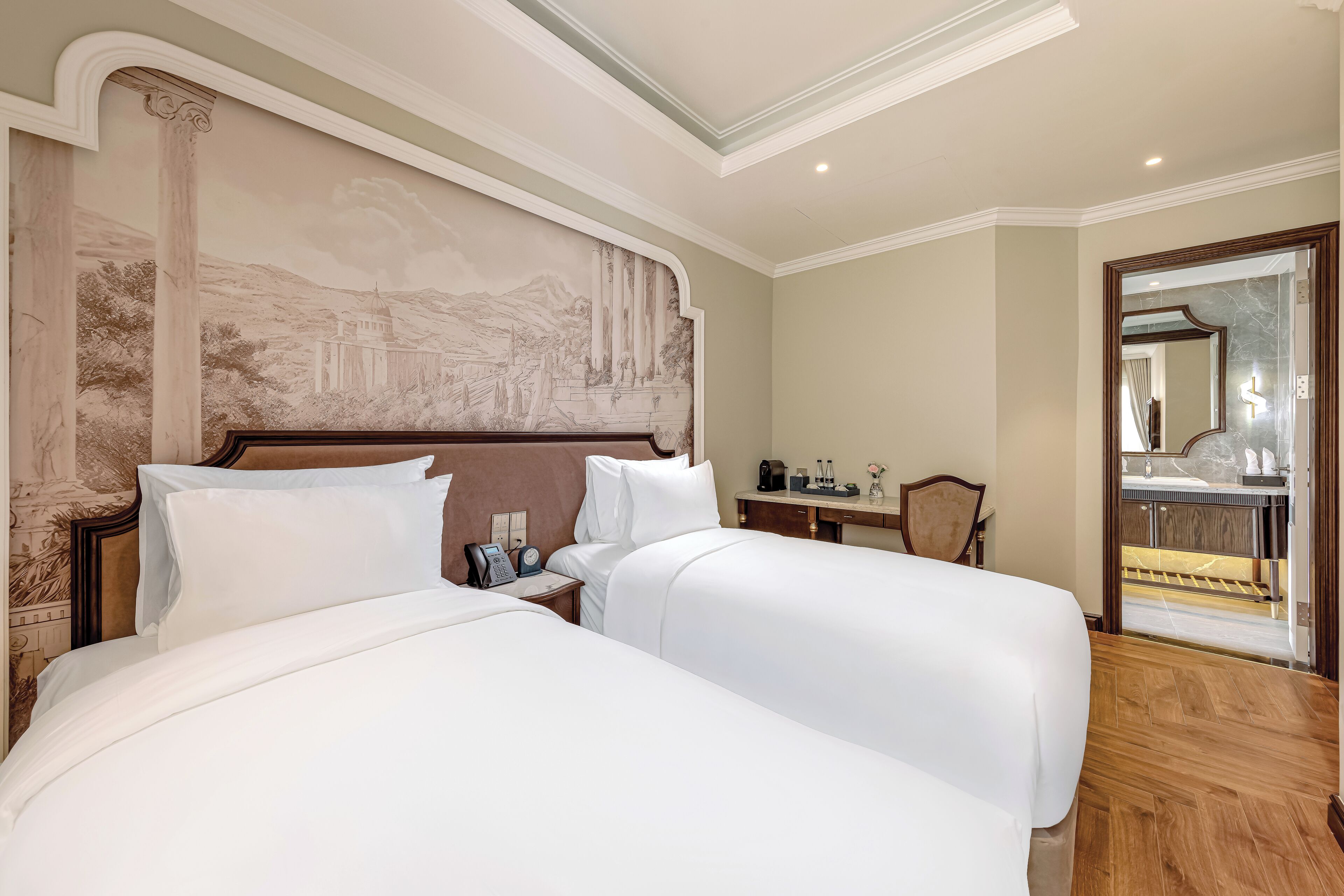 Family Connecting Room | Minibar, caja de seguridad en la habitación y escritorio 