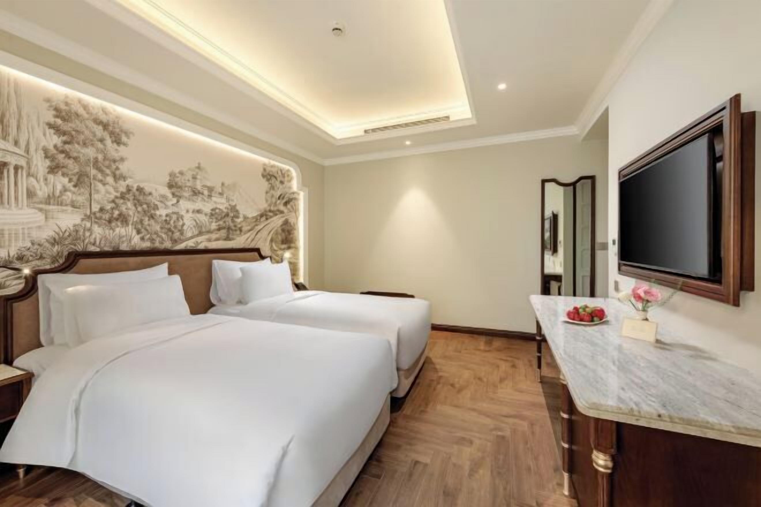 Minibar, caja de seguridad en la habitación y escritorio 