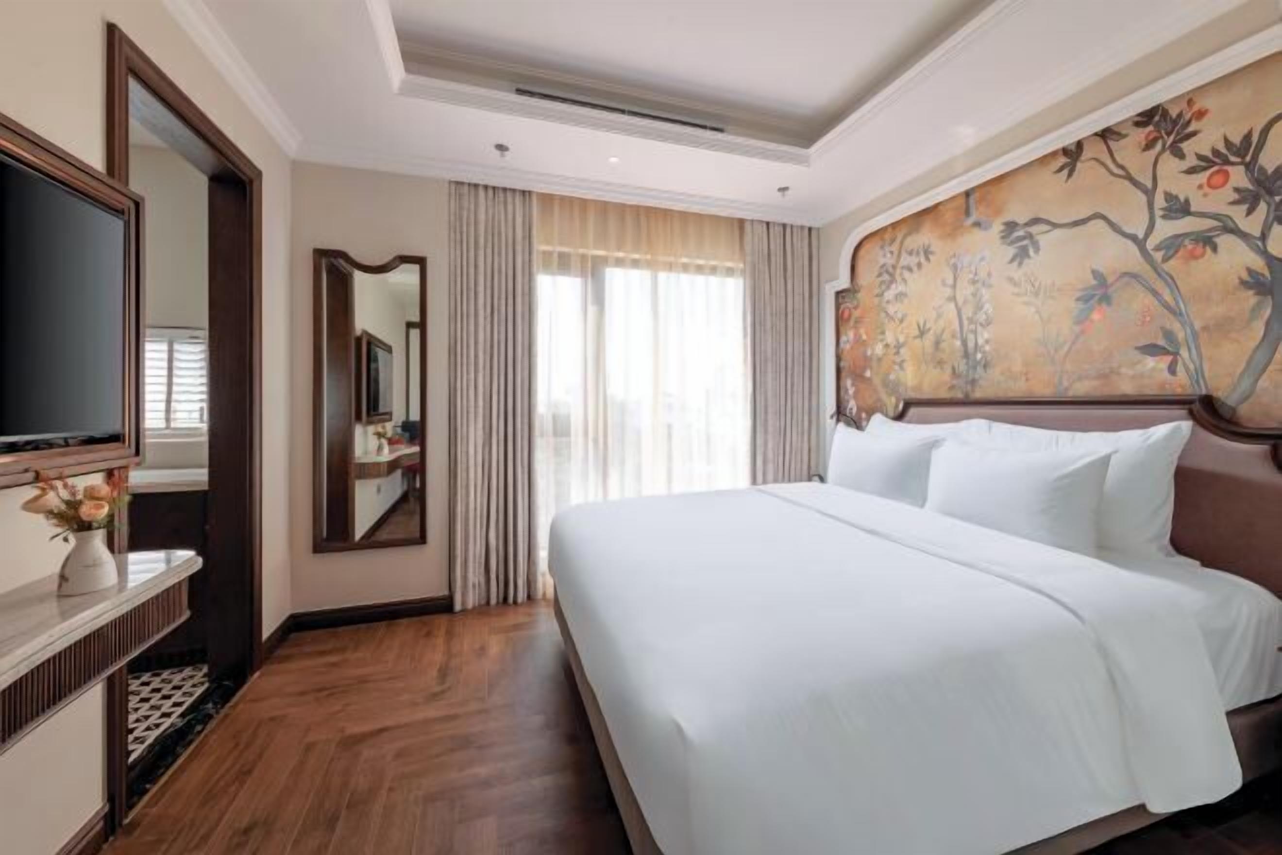 Minibar, caja de seguridad en la habitación y escritorio 