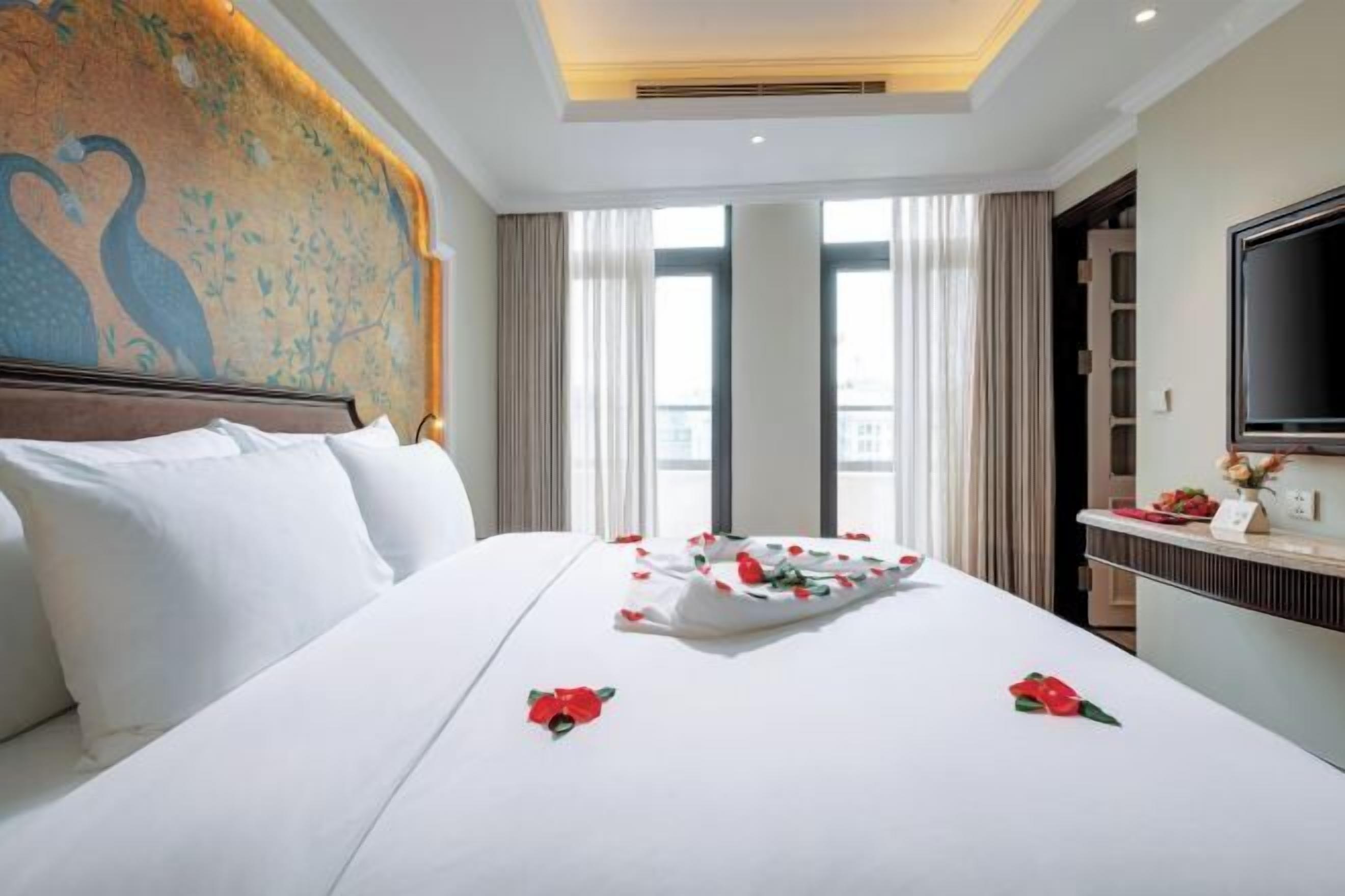 Minibar, caja de seguridad en la habitación y escritorio 