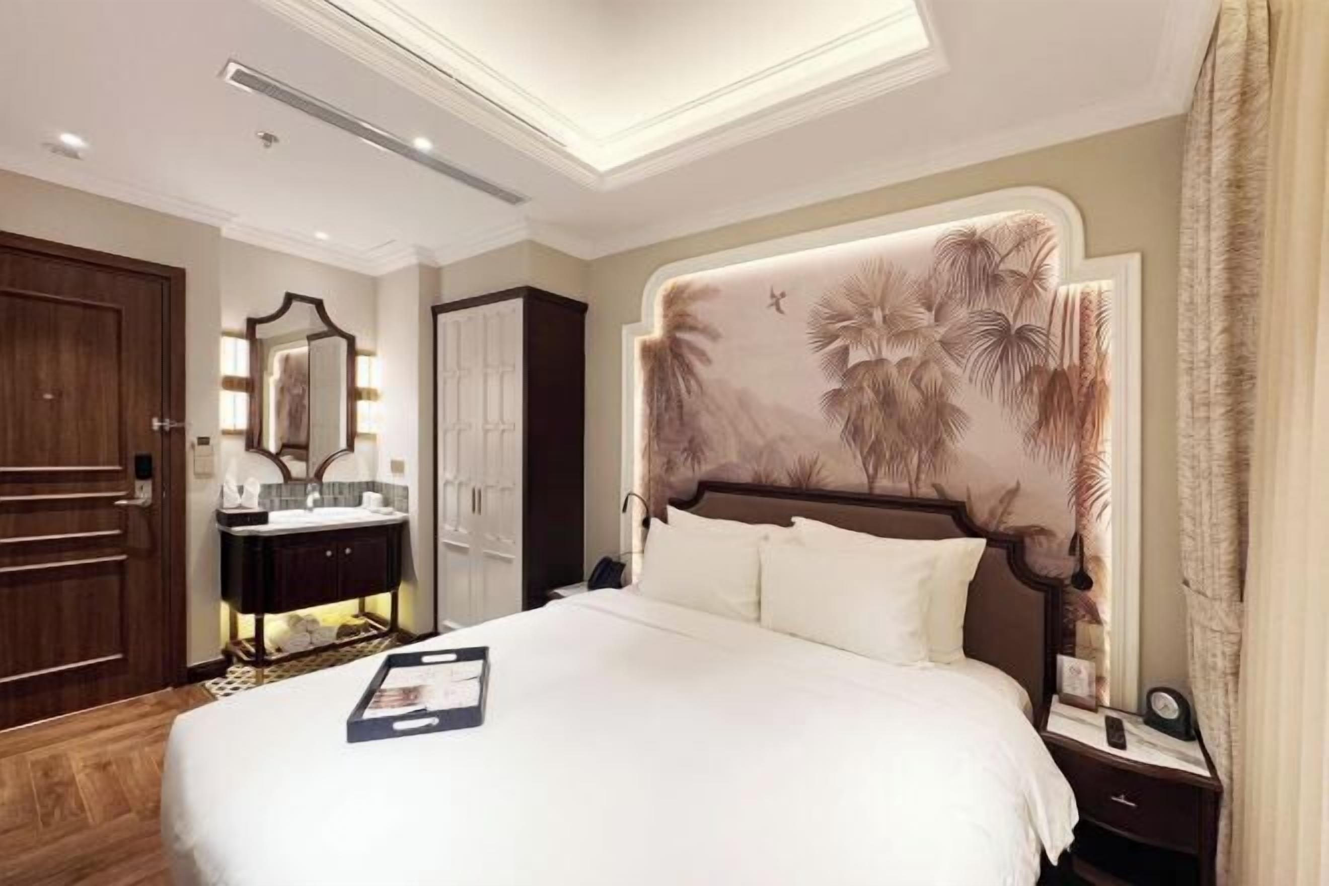 Minibar, caja de seguridad en la habitación y escritorio 