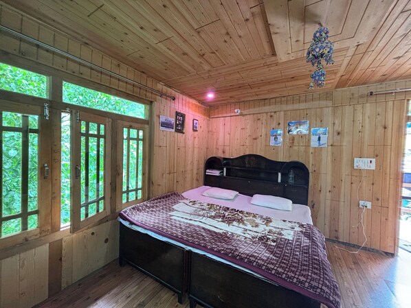 8 bedrooms, iron/ironing board, internet, bed sheets